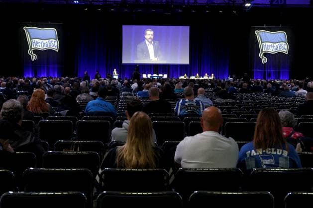DEU, DFL, 2. FBL, Hertha BSC, Mitgliederversammlung, 15.11.2025, Messe Berlin, Berlin, DEU, DFL, 2. FBL, Hertha BSC, Mitgliederversammlung, im Bild Praesident Fabian Drescher (Hertha BSC Berlin), Hertha-BSC Fans, Mitglieder DFL - regulations prohibit any use of Photographs as image sequences and or quasi-video