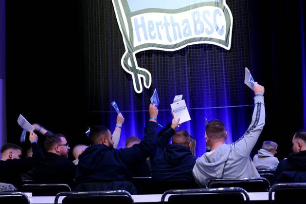 DEU, DFL, 2. FBL, Hertha BSC, Mitgliederversammlung, 15.11.2025, Messe Berlin, Berlin, DEU, DFL, 2. FBL, Hertha BSC, Mitgliederversammlung, im Bild Hertha-BSC Fans, Mitglieder, Wahl DFL - regulations prohibit any use of Photographs as image sequences and or quasi-video