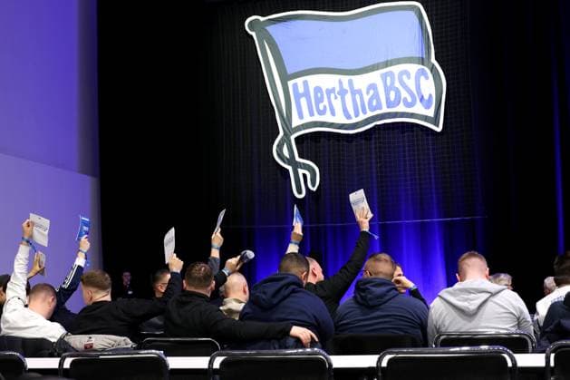 DEU, DFL, 2. FBL, Hertha BSC, Mitgliederversammlung, 15.11.2025, Messe Berlin, Berlin, DEU, DFL, 2. FBL, Hertha BSC, Mitgliederversammlung, im Bild Hertha-BSC Fans, Mitglieder, Wahl DFL - regulations prohibit any use of Photographs as image sequences and or quasi-video