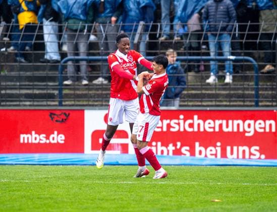 Fussball, Herren, Saison 2025 2026, Landespokal Brandenburg (Viertelfinale), SV Babelsberg 03 - FC Energie Cottbus, v.l. King Manu (Energie Cottbus), Can Moustfa (Energie Cottbus), Jubel nach Tor zum 0:1, 15.11. 2025, Copyright: xSebastianxRäppold MatthiasxKochx