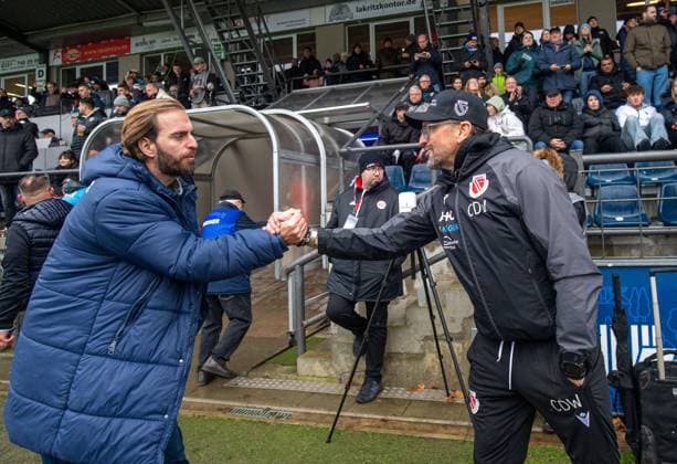Fussball, Herren, Saison 2025 2026, Landespokal Brandenburg (Viertelfinale), SV Babelsberg 03 - FC Energie Cottbus, v.l. Trainer Ronny Ermel (Babelsberg), Trainer Claus-Dieter Pele Wollitz (Energie Cottbus) vor dem Spiel, 15.11. 2025, Copyright: xSebastianxRäppold MatthiasxKochx