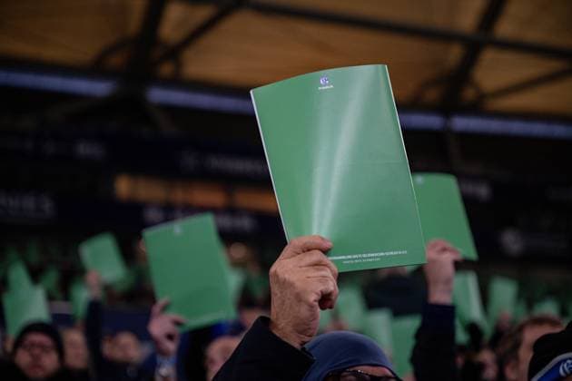 15.11.2025, Fussball, Testspiel, Saison 2025 2026, Mitgliederversammlung 2025 FC Schalke 04, Grüne Stimmkarte wird hochgehalten, xRHR-FOTO YYx Copyright: KROEGER RHR-FOTOx RHR-FOTO YY