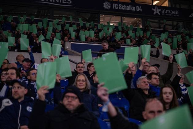 15.11.2025, Fussball, Testspiel, Saison 2025 2026, Mitgliederversammlung 2025 FC Schalke 04, Grüne Stimmkarte wird hochgehalten, xRHR-FOTO YYx Copyright: KROEGER RHR-FOTOx RHR-FOTO YY