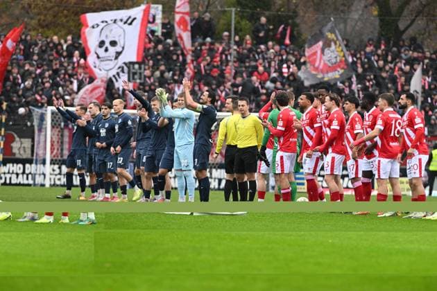 RECORD DATE NOT STATED Can Moustfa (17; FC Energie Cottbus) und George Didoss (17; SV Babelsberg 03) begrüßen sich im Vordergrund, während Jannis Lang (3; SV Babelsberg 03), King Manu (2; FC Energie Cottbus) und Philipp Zeiger (21; SV Babelsberg 03) applaudieren Spieler begrüßen sich Copyright: xSpeedshotx