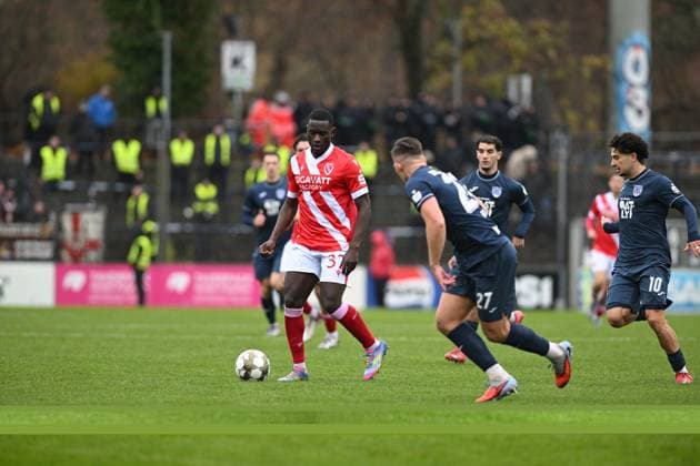 RECORD DATE NOT STATED Merveille Biankadi (37; FC Energie Cottbus) mit Ball, während George Didoss (17; SV Babelsberg 03) und Maurice Covic (10; SV Babelsberg 03) verteidigen Ballbesitz und Verteidigung Copyright: xSpeedshotx