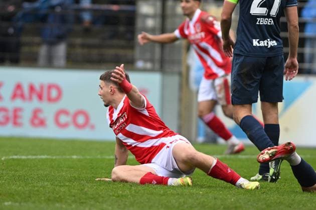 RECORD DATE NOT STATED Jonas Hofmann (7; FC Energie Cottbus) liegt am Boden nach Zweikampf mit Philipp Zeiger (21; SV Babelsberg 03), während Gordon Büch (27; SV Babelsberg 03) und ein weiterer Spieler von FC Energie Cottbus nahe dabei sind Zweikampf am Boden Copyright: xSpeedshotx
