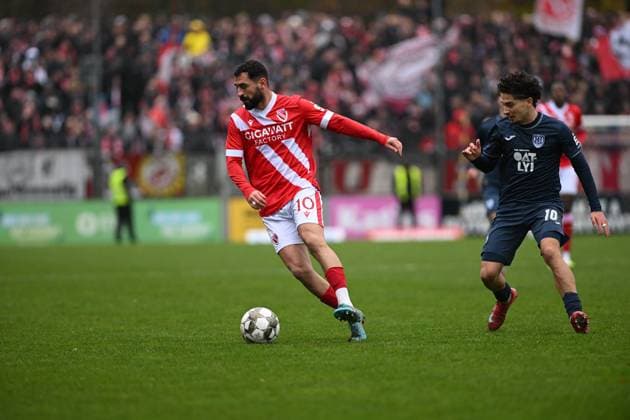 RECORD DATE NOT STATED Tolcay Cigerci (10; FC Energie Cottbus) mit Ball, während Maurice Covic (10; SV Babelsberg 03) verteidigt Zweikampf um den Ball Copyright: xSpeedshotx