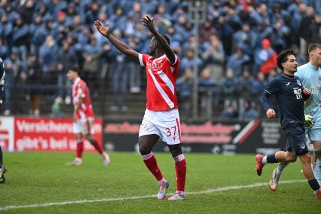 RECORD DATE NOT STATED Maurice Covic (10; SV Babelsberg 03) läuft im Mittelfeld, während ein Spieler von FC Energie Cottbus mit erhobenen Armen agiert Spieler in Aktion auf dem Feld Copyright: xSpeedshotx