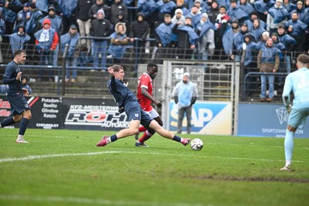 RECORD DATE NOT STATED Nils Schätzle (8; SV Babelsberg 03) grätscht gegen Merveille Biankadi (37; FC Energie Cottbus), während Kenny Weyh (5; SV Babelsberg 03) verteidigt Zweikampf um Ball Copyright: xSpeedshotx