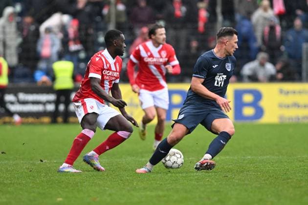 RECORD DATE NOT STATED Merveille Biankadi (37; FC Energie Cottbus) im Zweikampf mit Gordon Büch (27; SV Babelsberg 03) um den Ball Zweikampf um Ball Copyright: xSpeedshotx