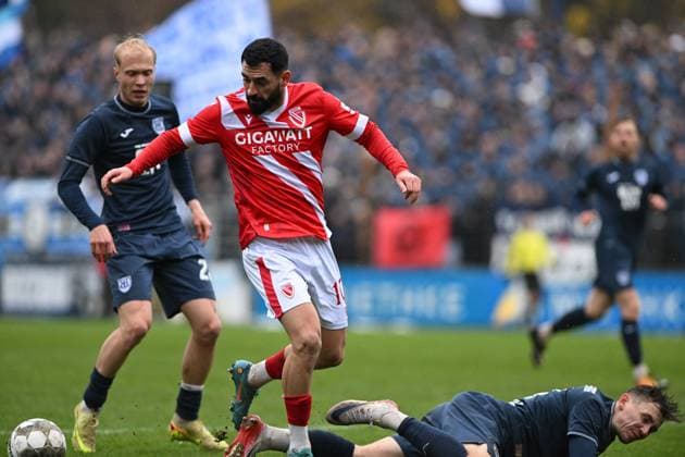 RECORD DATE NOT STATED Linus Queißer (23; SV Babelsberg 03) im Zweikampf mit Tolcay Cigerci (10; FC Energie Cottbus) und Nils Schätzle (8; SV Babelsberg 03) am Boden Zweikampf um den Ball Copyright: xSpeedshotx