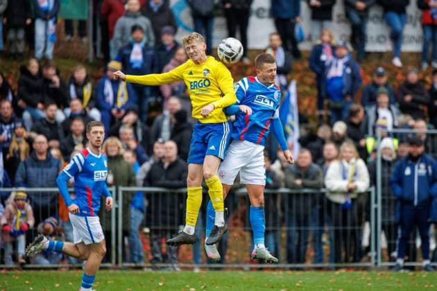 links Alexander Lukesch (Penzlin) gegen Nico Neidhart (Rostock) ; GER, Penzliner SV vs. FC Hansa Rostock, Fußball, Männer, Landespokal Lübzer Pilscup, Achtelfinale, Spielzeit 2025 2026, 15.11.2025 Penzlin Data Experts Sportpark Mecklenburg - Vorpommern Deutschland