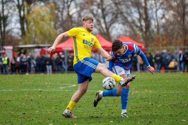 links Max Rocher (Penzlin) gegen Lukas Wallner (Rostock) ; GER, Penzliner SV vs. FC Hansa Rostock, Fußball, Männer, Landespokal Lübzer Pilscup, Achtelfinale, Spielzeit 2025 2026, 15.11.2025 Penzlin Data Experts Sportpark Mecklenburg - Vorpommern Deutschland