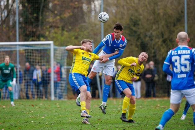 v.l. Max Rocher (Penzlin) , Lukas Wallner (Rostock) , Dennis Ahrndt (Penzlin) ; GER, Penzliner SV vs. FC Hansa Rostock, Fußball, Männer, Landespokal Lübzer Pilscup, Achtelfinale, Spielzeit 2025 2026, 15.11.2025 Penzlin Data Experts Sportpark Mecklenburg - Vorpommern Deutschland