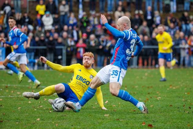 links Robin Kuchenbecker (Penzlin) gegen Maximilian Krauß (Rostock) ; GER, Penzliner SV vs. FC Hansa Rostock, Fußball, Männer, Landespokal Lübzer Pilscup, Achtelfinale, Spielzeit 2025 2026, 15.11.2025 Penzlin Data Experts Sportpark Mecklenburg - Vorpommern Deutschland