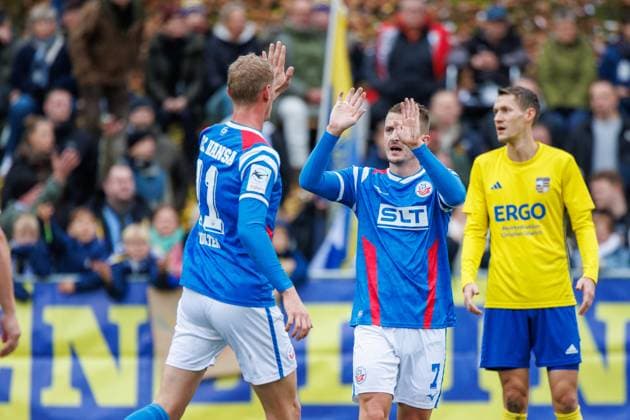 Torjubel 0:1 - links Torschütze Emil Frost Holten (Rostock) mit Nico Neidhart (Rostock) ; GER, Penzliner SV vs. FC Hansa Rostock, Fußball, Männer, Landespokal Lübzer Pilscup, Achtelfinale, Spielzeit 2025 2026, 15.11.2025 Penzlin Data Experts Sportpark Mecklenburg - Vorpommern Deutschland