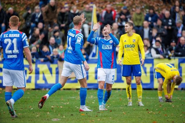 Torjubel 0:1 - links Torschütze Emil Frost Holten (Rostock) mit Nico Neidhart (Rostock) ; GER, Penzliner SV vs. FC Hansa Rostock, Fußball, Männer, Landespokal Lübzer Pilscup, Achtelfinale, Spielzeit 2025 2026, 15.11.2025 Penzlin Data Experts Sportpark Mecklenburg - Vorpommern Deutschland