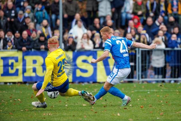 links Robin Kuchenbecker (Penzlin) gegen David Hummel (Rostock) GER, Penzliner SV vs. FC Hansa Rostock, Fußball, Männer, Landespokal Lübzer Pilscup, Achtelfinale, Spielzeit 2025 2026, 15.11.2025 Penzlin Data Experts Sportpark Mecklenburg - Vorpommern Deutschland
