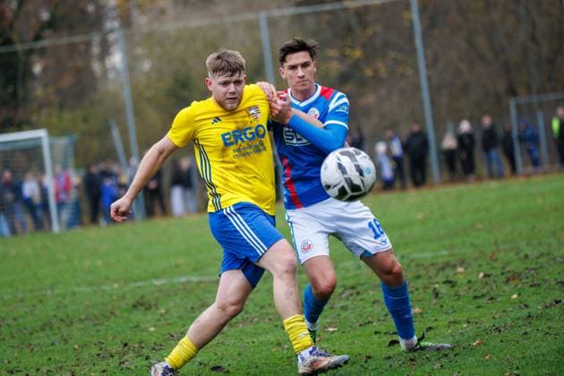 links Max Rocher (Penzlin) gegen Lukas Wallner (Rostock) ; GER, Penzliner SV vs. FC Hansa Rostock, Fußball, Männer, Landespokal Lübzer Pilscup, Achtelfinale, Spielzeit 2025 2026, 15.11.2025 Penzlin Data Experts Sportpark Mecklenburg - Vorpommern Deutschland