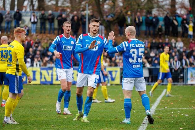 Torjubel 0:2 v.l. hinten Emil Frost Holten (Rostock) , Torschütze Paul Stock (Rostock) und Maximilian Krauß (Rostock) ; GER, Penzliner SV vs. FC Hansa Rostock, Fußball, Männer, Landespokal Lübzer Pilscup, Achtelfinale, Spielzeit 2025 2026, 15.11.2025 Penzlin Data Experts Sportpark Mecklenburg - Vorpommern Deutschland