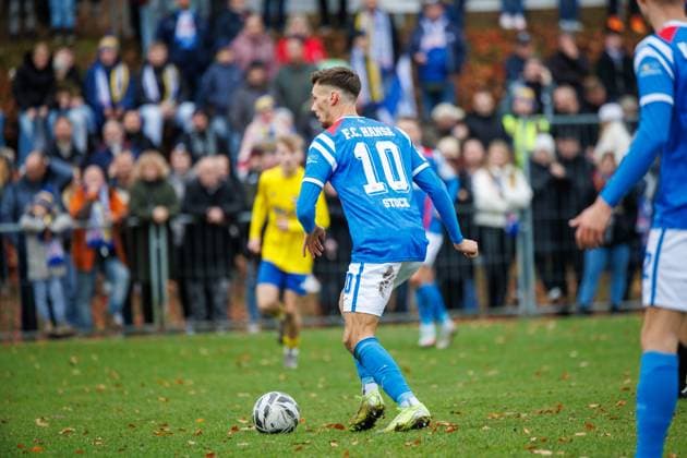 Paul Stock (Rostock) zieht zum 0:3 ab; GER, Penzliner SV vs. FC Hansa Rostock, Fußball, Männer, Landespokal Lübzer Pilscup, Achtelfinale, Spielzeit 2025 2026, 15.11.2025 Penzlin Data Experts Sportpark Mecklenburg - Vorpommern Deutschland
