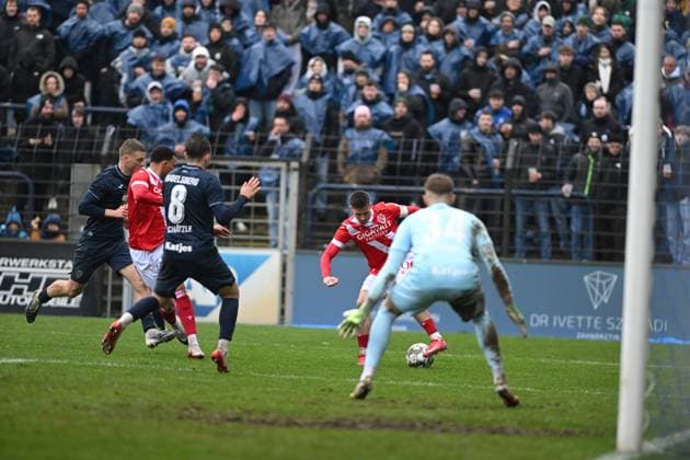 RECORD DATE NOT STATED Lukas Michelbrink (8; FC Energie Cottbus) mit Ball vor dem Tor, während Jannis Lang (3; SV Babelsberg 03) verteidigt Angriff vor dem Tor Copyright: xSpeedshotx