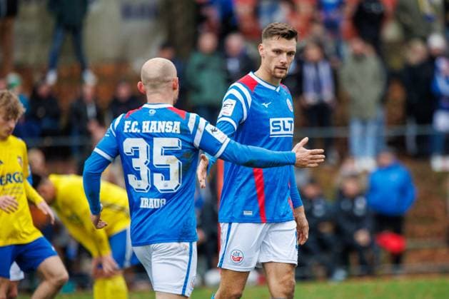 Torjubel 0:3: links Maximilian Krauß (Rostock) klatscht mit Torschütze Paul Stock (Rostock) ab; GER, Penzliner SV vs. FC Hansa Rostock, Fußball, Männer, Landespokal Lübzer Pilscup, Achtelfinale, Spielzeit 2025 2026, 15.11.2025 Penzlin Data Experts Sportpark Mecklenburg - Vorpommern Deutschland