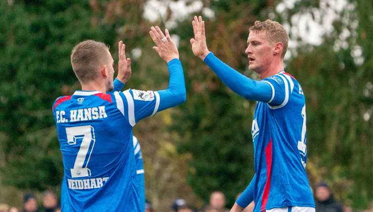 15.11.2025, Fußball, Herren, Lübzer Pils Cup, Landespokalfinale, Achtelfinale, Landesfußballverband Mecklenburg-Vorpommern, Penzliner SV (Verbandsliga) - FC Hansa Rostock (3. Liga) Nico Neidhart (FC Hansa Rostock, li.) und Emil Holten (FC Hansa Rostock, re.) jubeln. Penzlin data-Expert-Sportpark Mecklenburg-Vorpommern Deutschland