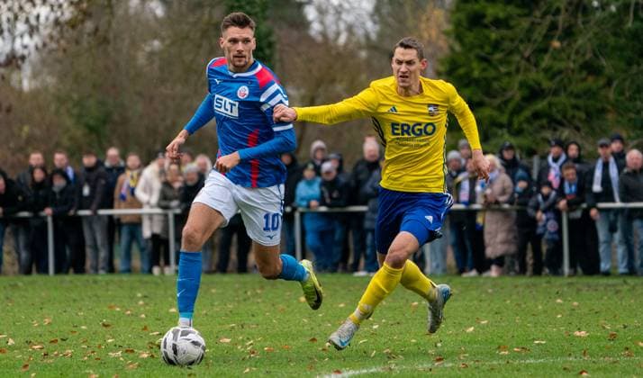 15.11.2025, Fußball, Herren, Lübzer Pils Cup, Landespokalfinale, Achtelfinale, Landesfußballverband Mecklenburg-Vorpommern, Penzliner SV (Verbandsliga) - FC Hansa Rostock (3. Liga) Paul Stock (FC Hansa Rostock, li.) gegen Christoph Lukesch (Penzliner SV, re.) Penzlin data-Expert-Sportpark Mecklenburg-Vorpommern Deutschland