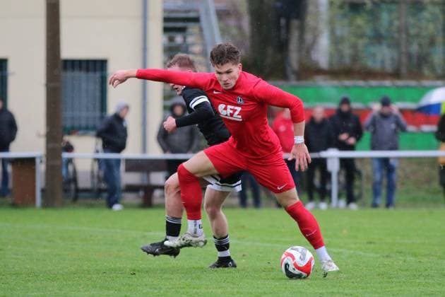 15.11.2025 Fußball Herren 2025 2026 dachbleche24-Landespokal Viertelfinale SSV 80 Gardelegen - SV Dessau 05 Stadion Rieselwiese Gardelegen Elia Miro Friebe (Dessau, rot) setzt sich gegen Beat Schilling (Gardelegen, schwarz) durch. Gardelegen Sachsen-Anhalt Deutschland