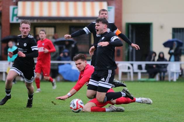 15.11.2025 Fußball Herren 2025 2026 dachbleche24-Landespokal Viertelfinale SSV 80 Gardelegen - SV Dessau 05 Stadion Rieselwiese Gardelegen Elia Miro Friebe (Dessau, rot) wirft sich in Max Kohlhas (Grdelegen, schwarz). Gardelegen Sachsen-Anhalt Deutschland