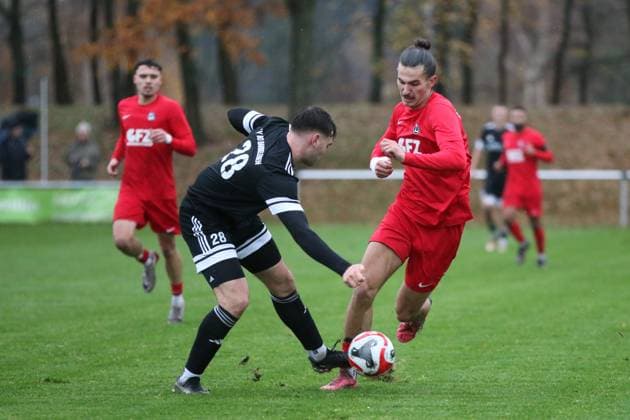 15.11.2025 Fußball Herren 2025 2026 dachbleche24-Landespokal Viertelfinale SSV 80 Gardelegen - SV Dessau 05 Stadion Rieselwiese Gardelegen Tom Sparfeld (Dessau, rot) im Duell mit Max Kohlhas (Gardelegen, schwarz). Gardelegen Sachsen-Anhalt Deutschland