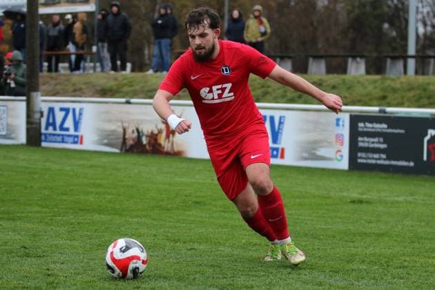 15.11.2025 Fußball Herren 2025 2026 dachbleche24-Landespokal Viertelfinale SSV 80 Gardelegen - SV Dessau 05 Stadion Rieselwiese Gardelegen Marcio Pälchen (Dessau) schlägt eine Flanke. Gardelegen Sachsen-Anhalt Deutschland