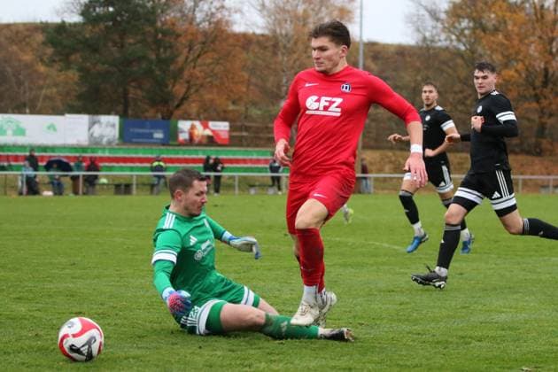 15.11.2025 Fußball Herren 2025 2026 dachbleche24-Landespokal Viertelfinale SSV 80 Gardelegen - SV Dessau 05 Stadion Rieselwiese Gardelegen Elia Miro Friebe (Dessau, rot) legt den Ball an Gardelegens Schlussmann Torben Lindecke vorbei. Gardelegen Sachsen-Anhalt Deutschland