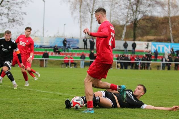 15.11.2025 Fußball Herren 2025 2026 dachbleche24-Landespokal Viertelfinale SSV 80 Gardelegen - SV Dessau 05 Stadion Rieselwiese Gardelegen Xaver-Dan Haak (Gardelegen, schwarz) klärt einen Ball in letzter Sekunde vor Yves Pratsch (Dessau, rot): Gardelegen Sachsen-Anhalt Deutschland