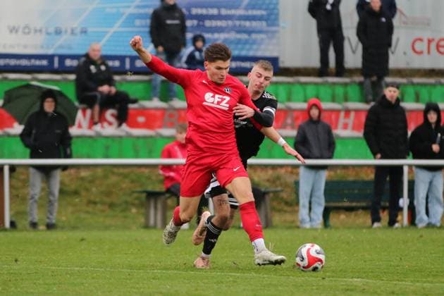 15.11.2025 Fußball Herren 2025 2026 dachbleche24-Landespokal Viertelfinale SSV 80 Gardelegen - SV Dessau 05 Stadion Rieselwiese Gardelegen Elia Miro Friebe (Dessau, rot) im Zweikampf mit David Scheinert (Gardelegen, schwarz). Gardelegen Sachsen-Anhalt Deutschland