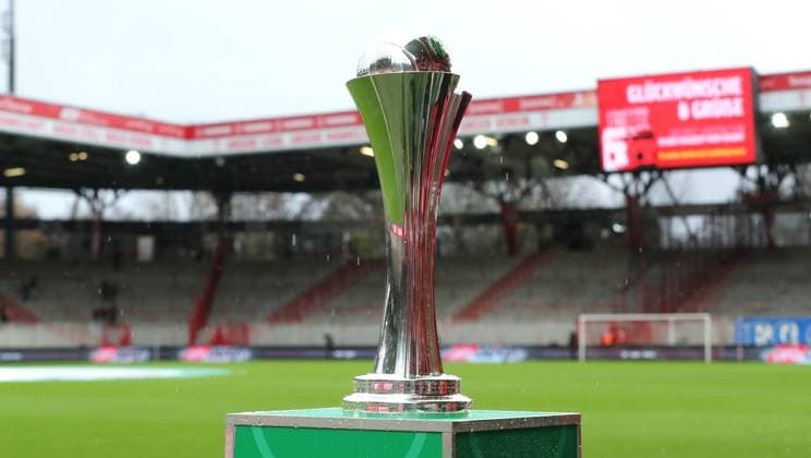 der Pokal Trophäe Objekt Stadion an der Alten Försterei AF Sportstätte Übersicht Fußball Fussball DFB Pokal Damen Frauen Achtelfinale Saison 2025 2026 15.11.2025 1.FC Union Berlin vs. FC Carl Zeiss Jena DFL regulations prohibit any use of photographs as image sequences and or quasi-video
