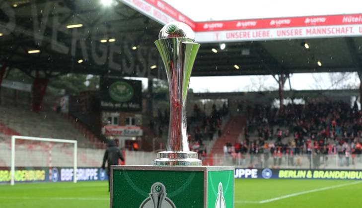 der Pokal Trophäe Objekt Stadion an der Alten Försterei AF Sportstätte Übersicht Fußball Fussball DFB Pokal Damen Frauen Achtelfinale Saison 2025 2026 15.11.2025 1.FC Union Berlin vs. FC Carl Zeiss Jena DFL regulations prohibit any use of photographs as image sequences and or quasi-video