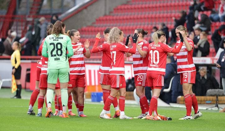 Union MannschaftMannschaftskreis vor Spielbeginn einschwören Ritual Fußball Fussball DFB Pokal Damen Frauen Achtelfinale Saison 2025 2026 15.11.2025 1.FC Union Berlin vs. FC Carl Zeiss Jena DFL regulations prohibit any use of photographs as image sequences and or quasi-video