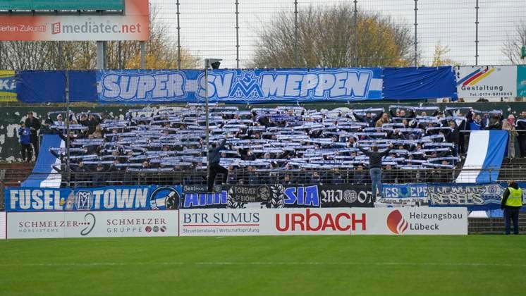 15.11.2025, Stadion an der Lohmühle, Lübeck, GER, Regionalliga-Nord, 19. Spieltag: VfB Lübeck vs SV Meppen, SVM-Fans mit Schals im Gästeblock DFL REGULATIONS PROHIBIT ANY USE OF PHOTOGRAPHS AS IMAGE SEQUENCES AND OR QUASI-VIDEO. Lübeck Schleswig-Holstein Deutschland Stadion an der Lohmühle