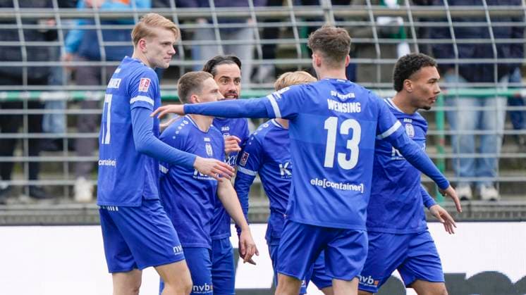 15.11.2025, Stadion an der Lohmühle, Lübeck, GER, Regionalliga-Nord, 19. Spieltag: VfB Lübeck vs SV Meppen, Meppener Jubel nach 0:1, links ist Mika Stuhlmacher (SV Meppen 17) DFL REGULATIONS PROHIBIT ANY USE OF PHOTOGRAPHS AS IMAGE SEQUENCES AND OR QUASI-VIDEO. Lübeck Schleswig-Holstein Deutschland Stadion an der Lohmühle