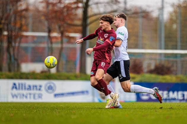 v.l. Fabian Witt (1. FC Gievenbeck, 10), Paul Lehmann (SC Verl, 14) im Zweikampf GER, 1. FC Gievenbeck vs. SC Verl, Fussball, Westfalenpokal, Viertelfinale, Spielzeit 2025 2026, 15.11.2025 DFL Regulations prohibit any use of photographers as image sequences and or quasi-video. GER, 1. FC Gievenbeck vs. SC Verl, Fussball, Westfalenpokal, Viertelfinale, Spielzeit 2025 2026, 15.11.2025 M?nster Copyright: xEibner-Pressefoto JanxRollingerx EP_JSK