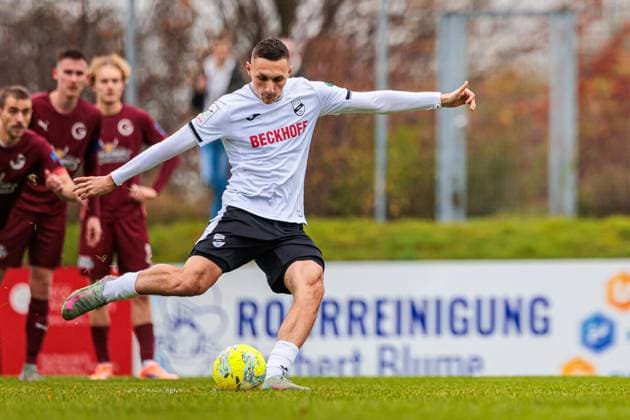 Dominik Steczyk (SC Verl, 11) beim Elfmeter 11 Meter Schuss GER, 1. FC Gievenbeck vs. SC Verl, Fussball, Westfalenpokal, Viertelfinale, Spielzeit 2025 2026, 15.11.2025 DFL Regulations prohibit any use of photographers as image sequences and or quasi-video. GER, 1. FC Gievenbeck vs. SC Verl, Fussball, Westfalenpokal, Viertelfinale, Spielzeit 2025 2026, 15.11.2025 M?nster Copyright: xEibner-Pressefoto JanxRollingerx EP_JSK