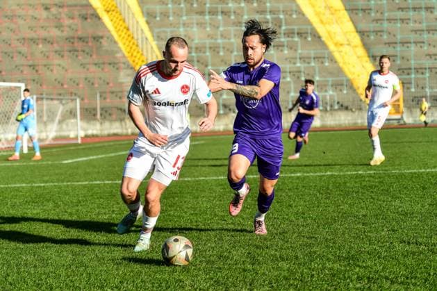 Regionalliga Bayern: Schwaben Augsburg vs 1. FC Nürnberg II, 15.11.2025 Leo Eberle (1. FC Nürnberg II, 13) gegen Achitpol Keereerom (TSV Schwaben Augsburg, 29) , Augsburg, 14.11.2025 - 18. Spieltag der Regionalliga Bayern, Schwaben Augsburg vs 1. FC Nürnberg II, Augsburg Rosenaustadion Copyright: xBEAUTIFULxSPORTS Märklx