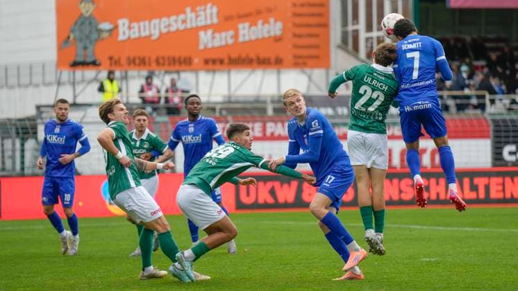 15.11.2025, Stadion an der Lohmühle, Lübeck, GER, Regionalliga-Nord, 19. Spieltag: VfB Lübeck vs SV Meppen, Kopfball Oliver Schmitt (SV Meppen 7) und daneben Mika Stuhlmacher (SV Meppen 17) DFL REGULATIONS PROHIBIT ANY USE OF PHOTOGRAPHS AS IMAGE SEQUENCES AND OR QUASI-VIDEO. Lübeck Schleswig-Holstein Deutschland Stadion an der Lohmühle