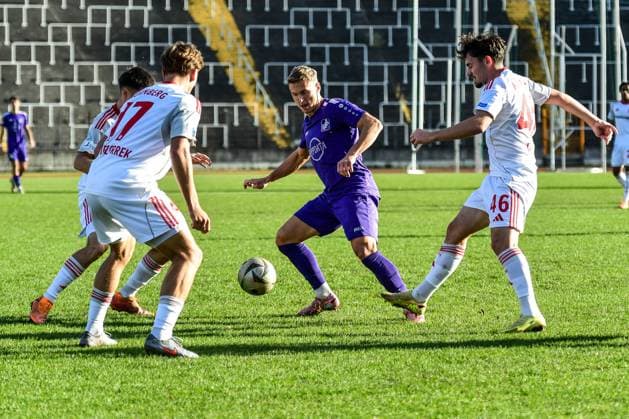 Regionalliga Bayern: Schwaben Augsburg vs 1. FC Nürnberg II, 15.11.2025 Matthias Ostzrolek (TSV Schwaben Augsburg, 6) gegen Moritz Wiezorrek (1. FC Nürnberg II, 17) und Ion Ciobanu (1. FC Nürnberg II, 46) , Augsburg, 14.11.2025 - 18. Spieltag der Regionalliga Bayern, Schwaben Augsburg vs 1. FC Nürnberg II, Augsburg Rosenaustadion Copyright: xBEAUTIFULxSPORTS Märklx