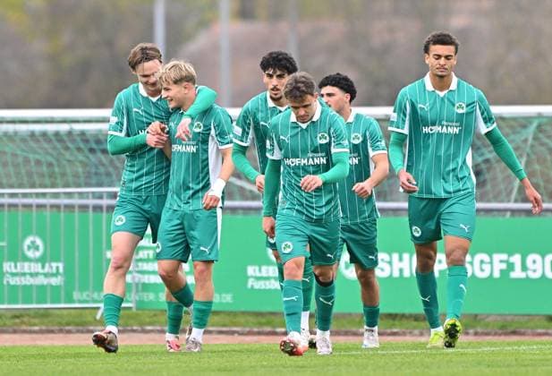 15.11.2025 - Fussball - Saison 2025 2026 - Regionalliga Bayern - 18. Spieltag: SpVgg Greuther Fürth Fuerth II U23 ( Kleeblatt ) - SV Viktoria Aschaffenburg SVA - Mezi - xmexzix - Torjubel Jubel Freude nach Treffer Tor Torschuß zum 1:0 durch Max Meyer (23, SpVgg Greuther Fürth II )