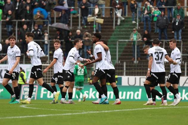15.11.2025, xrekx, Fussball Regionalliga Suedwest, FC Homburg - SV Sandhausen v.l. Torjubel nach dem Tor zum celebrating the goal celebrate 0:1 durch Kwabe Schulz (SV Sandhausen) (DFL DFB REGULATIONS PROHIBIT ANY USE OF PHOTOGRAPHS as IMAGE SEQUENCES and or QUASI-VIDEO) Homburg