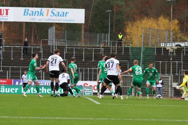 15.11.2025, xrekx, Fussball Regionalliga Suedwest, FC Homburg - SV Sandhausen v.l. Torschuss zum 0:1 durch Kwabe Schulz (SV Sandhausen) Michael Gelt (FC 08 Homburg) (DFL DFB REGULATIONS PROHIBIT ANY USE OF PHOTOGRAPHS as IMAGE SEQUENCES and or QUASI-VIDEO) Homburg