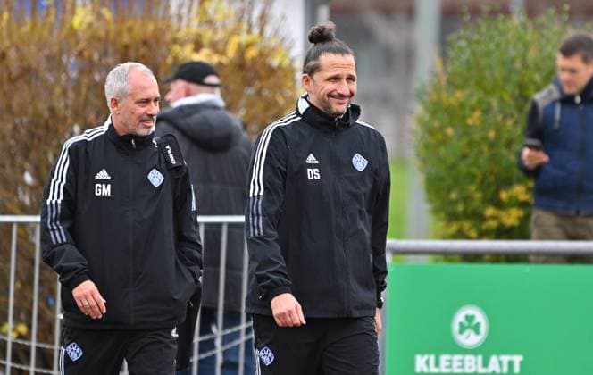 15.11.2025 - Fussball - Saison 2025 2026 - Regionalliga Bayern - 18. Spieltag: SpVgg Greuther Fürth Fuerth II U23 ( Kleeblatt ) - SV Viktoria Aschaffenburg SVA - Mezi - xmexzix - Gerald Gerry Mai ((Co-Trainer SV Viktoria Aschaffenburg ) Daniel Soldevilla (Trainer SV Viktoria Aschaffenburg, rechts )